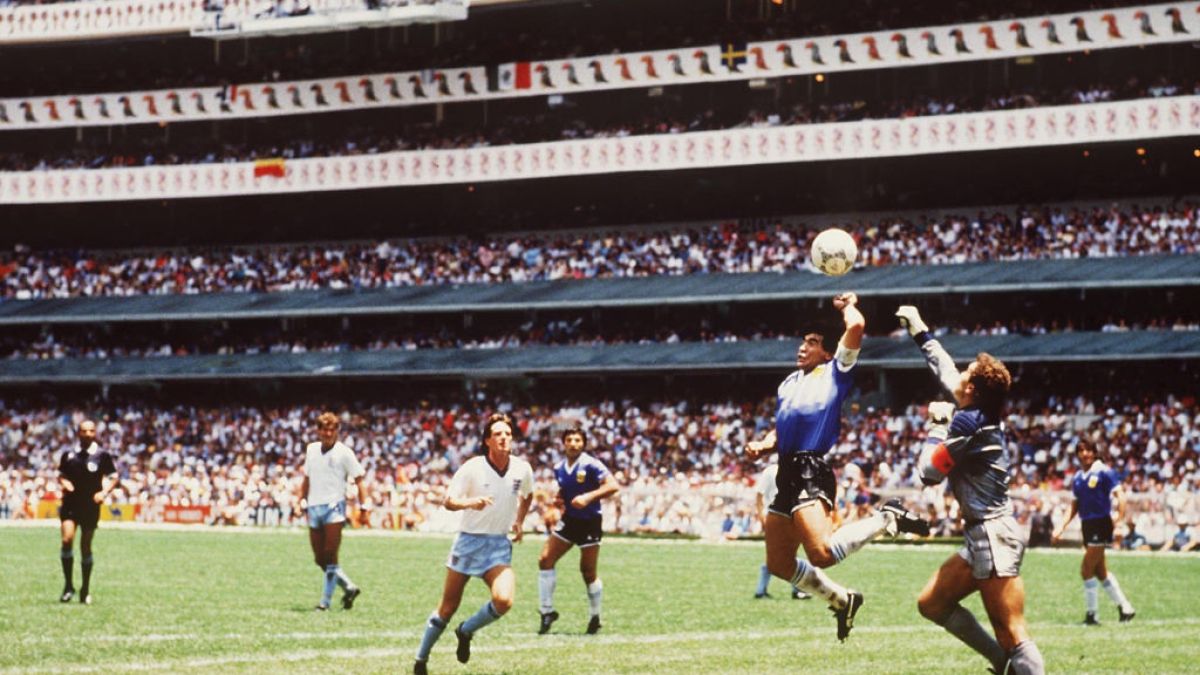 O árbitro da Alemanha Ocidental Rudolf Kreitlein (de volta à câmera) fala com uma escalação de jogadores argentinos após expulsar Antonio Rattin do campo