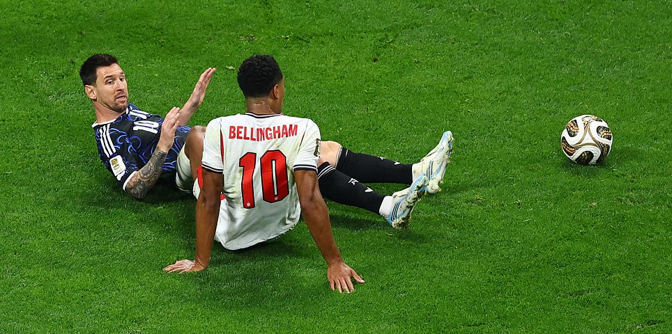 Inglaterra x Argentina - semifinal da Copa do Mundo AO VIVO: Jogadores rivais se enfrentam durante tensas trocas iniciais, com frustrações fervendo nos primeiros 15 minutos