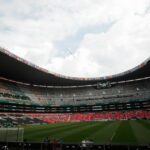 Diego Maradona, da Argentina, passa a bola por Peter Shilton, da Inglaterra, para marcar o gol de abertura das quartas de final da Copa do Mundo