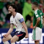 England's midfielder #10 Jude Bellingham, England's forward #18 Anthony Gordon and England's midfielder #17 Morgan Rogers celebrate after winning the 2026 World Cup round of 16 football match between Mexico and England at the Mexico City Stadium in Mexico City on July 5, 2026.  (Photo by Alfredo ESTRELLA / AFP via Getty Images)