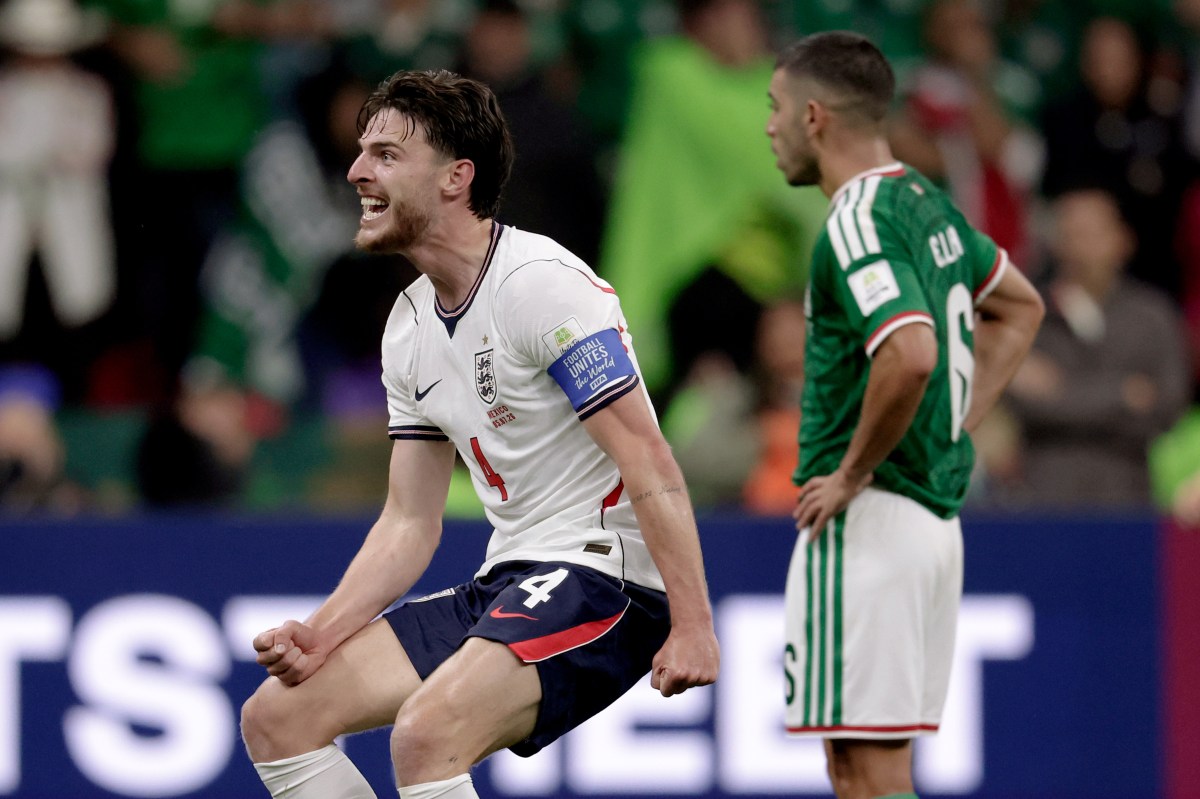 England's midfielder #10 Jude Bellingham, England's forward #18 Anthony Gordon and England's midfielder #17 Morgan Rogers celebrate after winning the 2026 World Cup round of 16 football match between Mexico and England at the Mexico City Stadium in Mexico City on July 5, 2026.  (Photo by Alfredo ESTRELLA / AFP via Getty Images)