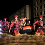As enchentes saem de uma brecha na barragem do reservatório de Liulan