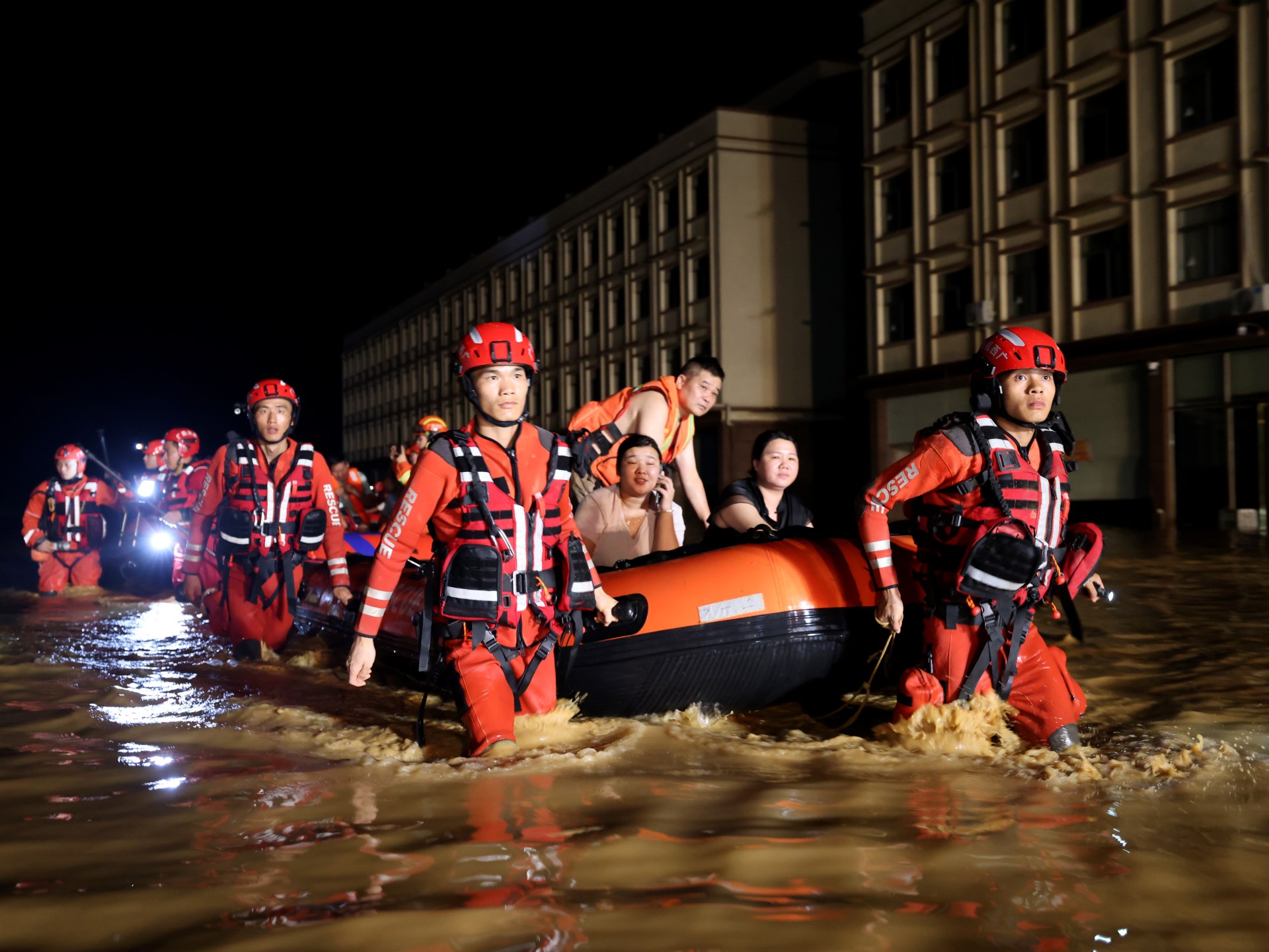 As enchentes saem de uma brecha na barragem do reservatório de Liulan