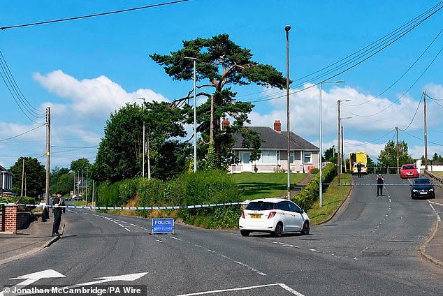 Polícia no local na área de Old Cullybackey Road em Ballymena, condado de Antrim, esta tarde