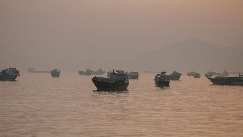 Irã dispara mísseis contra navios comerciais no Estreito de Ormuz, relata Axios