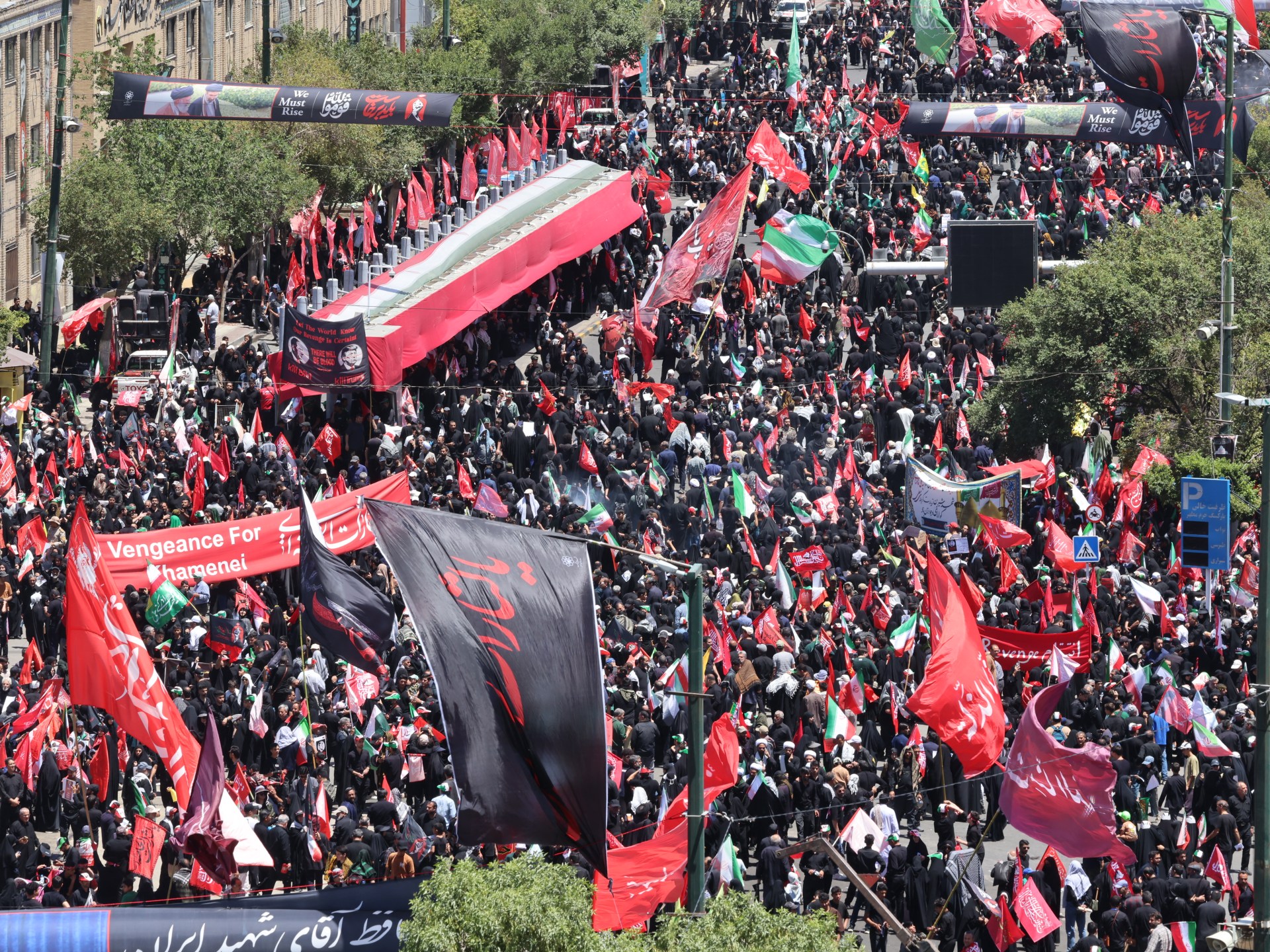 Irã se prepara para enterrar o líder assassinado Khamenei após processos funerários em massa