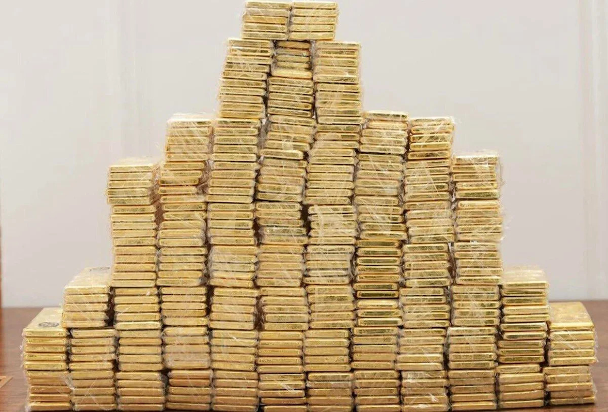 Foto divulgada pelas autoridades iraquianas em 13 de julho de 2026 mostra ouro apreendido durante uma investigação anticorrupção no ministério do petróleo do país. / Crédito: AFP