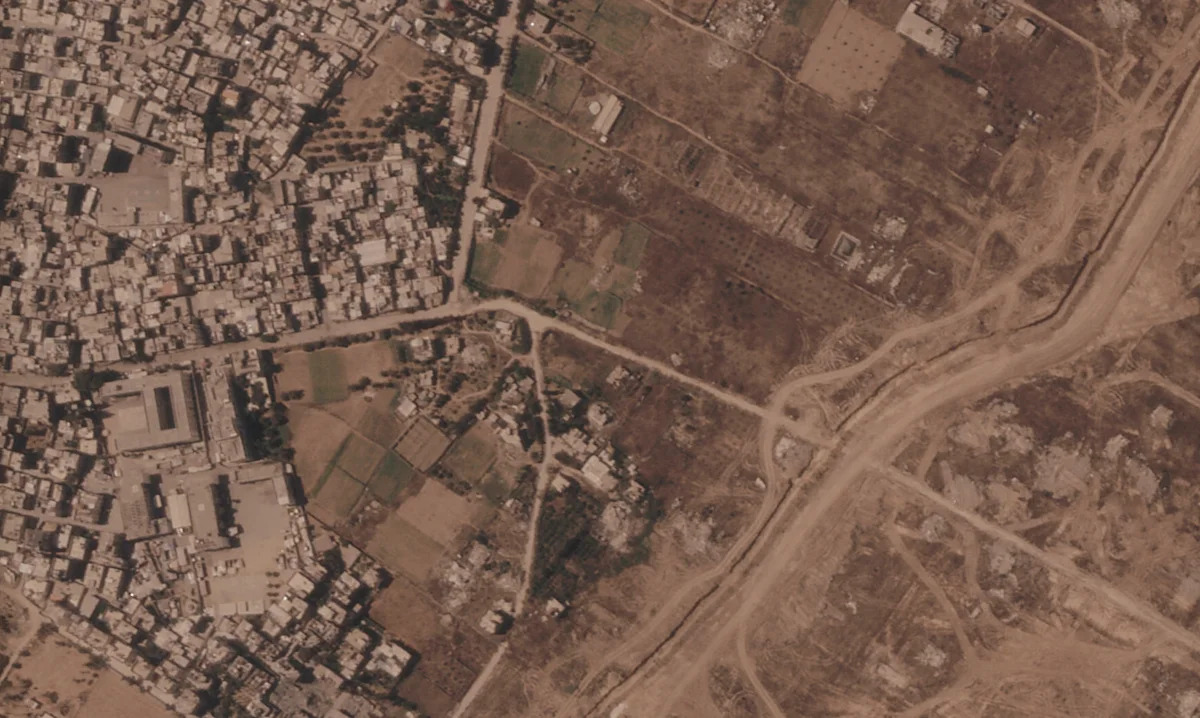 Israel está a construir uma barreira de terra com quilómetros de extensão dentro de Gaza, consolidando a sua divisão