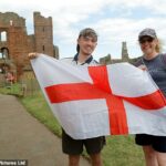 Lindisfarne, também conhecida como Ilha Sagrada, foi o local do primeiro ataque Viking registrado. Na foto: Greg Rushton, 19, e sua mãe Karen