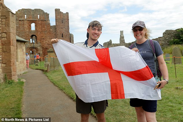 Lindisfarne, também conhecida como Ilha Sagrada, foi o local do primeiro ataque Viking registrado. Na foto: Greg Rushton, 19, e sua mãe Karen
