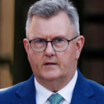 Jeffrey Donaldson destituído do título de cavaleiro por King