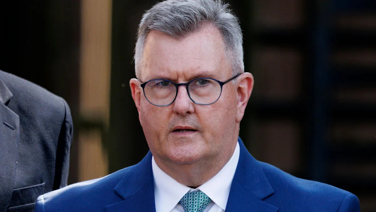 Jeffrey Donaldson destituído do título de cavaleiro por King