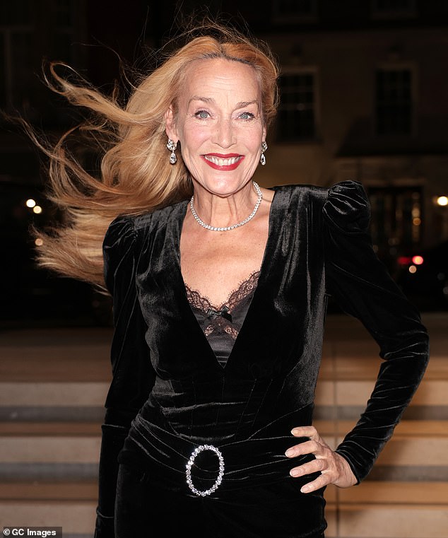 Jerry Hall celebrará seu 70º aniversário hospedando 200 amigos em seu jardim em Henley e não se desculpa por envelhecer ao ritmo de seu próprio tambor, como sempre fez.
