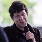 Jesse Eisenberg sobre por que seria 'bobo' deixar os EUA por causa de Trump, diz que 'a estreia' é 'o oposto da IA' após a parceria A24 DeepMind