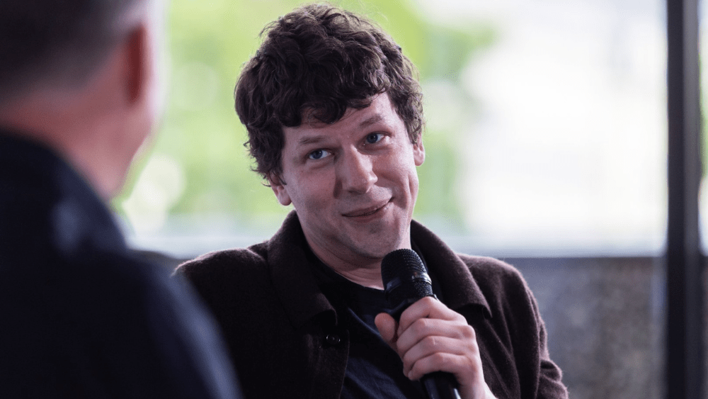 Jesse Eisenberg sobre por que seria 'bobo' deixar os EUA por causa de Trump, diz que 'a estreia' é 'o oposto da IA' após a parceria A24 DeepMind