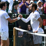 O classificado russo Roman Safiullin enxugou as lágrimas depois de derrotar o astro brasileiro João Fonseca por 6-3, 6-3 e 6-3 para chegar à quarta rodada em Wimbledon, na sexta-feira.
