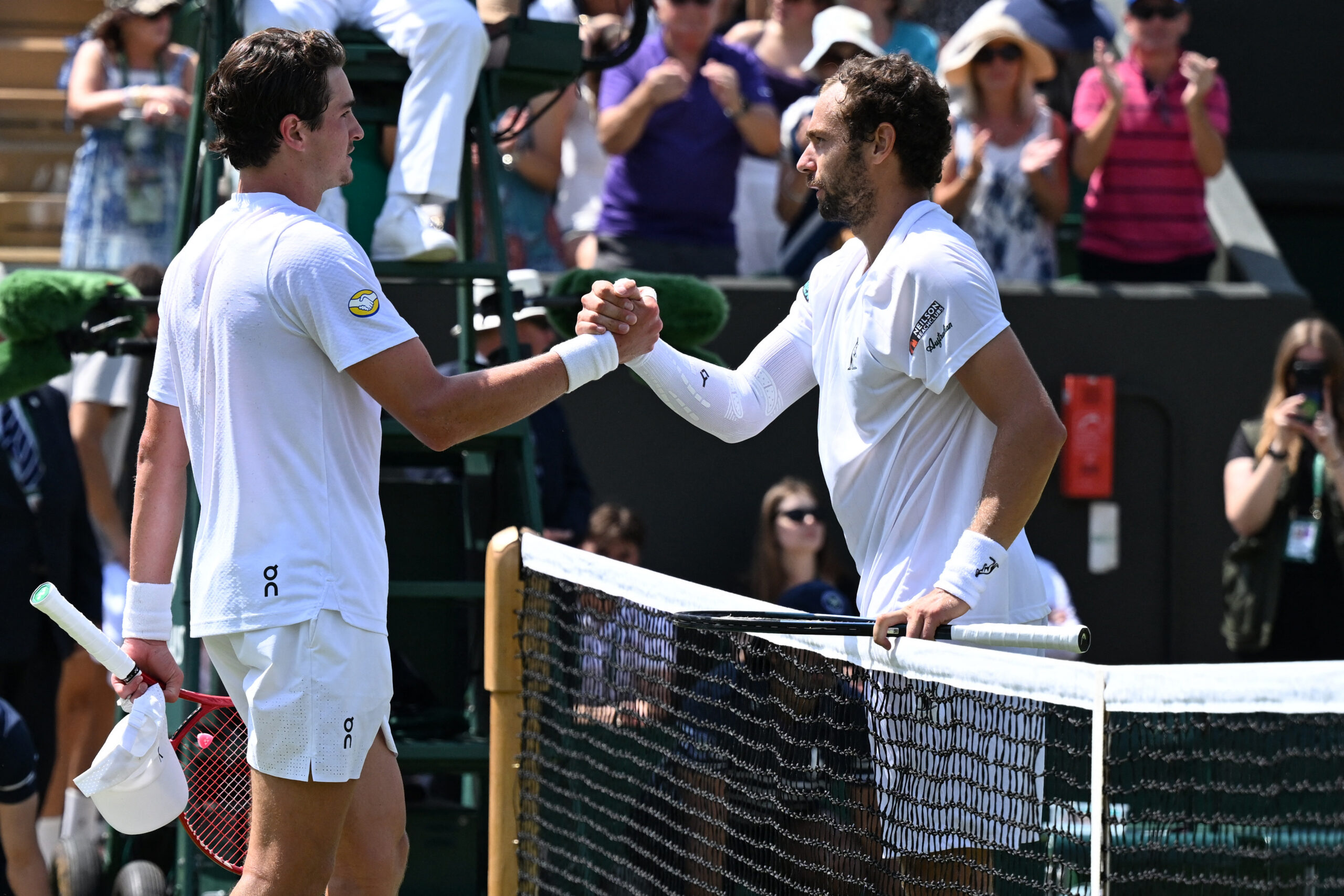 O classificado russo Roman Safiullin enxugou as lágrimas depois de derrotar o astro brasileiro João Fonseca por 6-3, 6-3 e 6-3 para chegar à quarta rodada em Wimbledon, na sexta-feira.