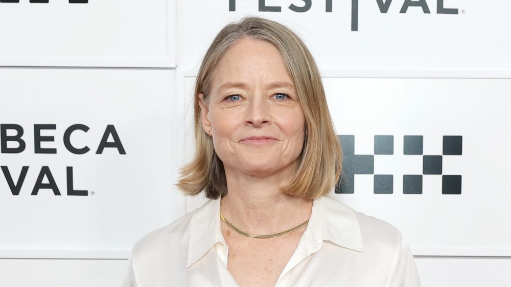 Jodie Foster diz que 'F1' de Brad Pitt parecia ter sido feito por IA e escrito por um computador: 'Não foi?'