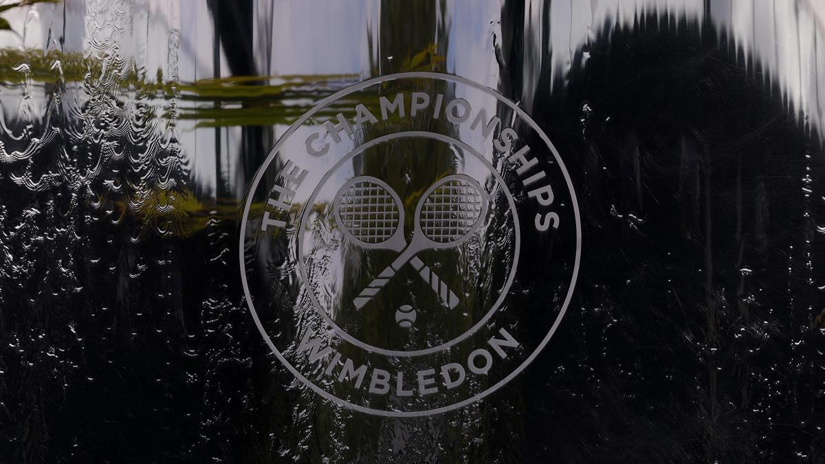 Jogador júnior de Wimbledon desclassificado após jogar raquete nas arquibancadas