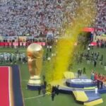 Jogadores argentinos decidiram dar as costas ao levantamento do troféu da Espanha na Copa do Mundo no domingo