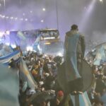 Jogadores argentinos recebem boas-vindas de heróis em casa, apesar da derrota na Copa do Mundo