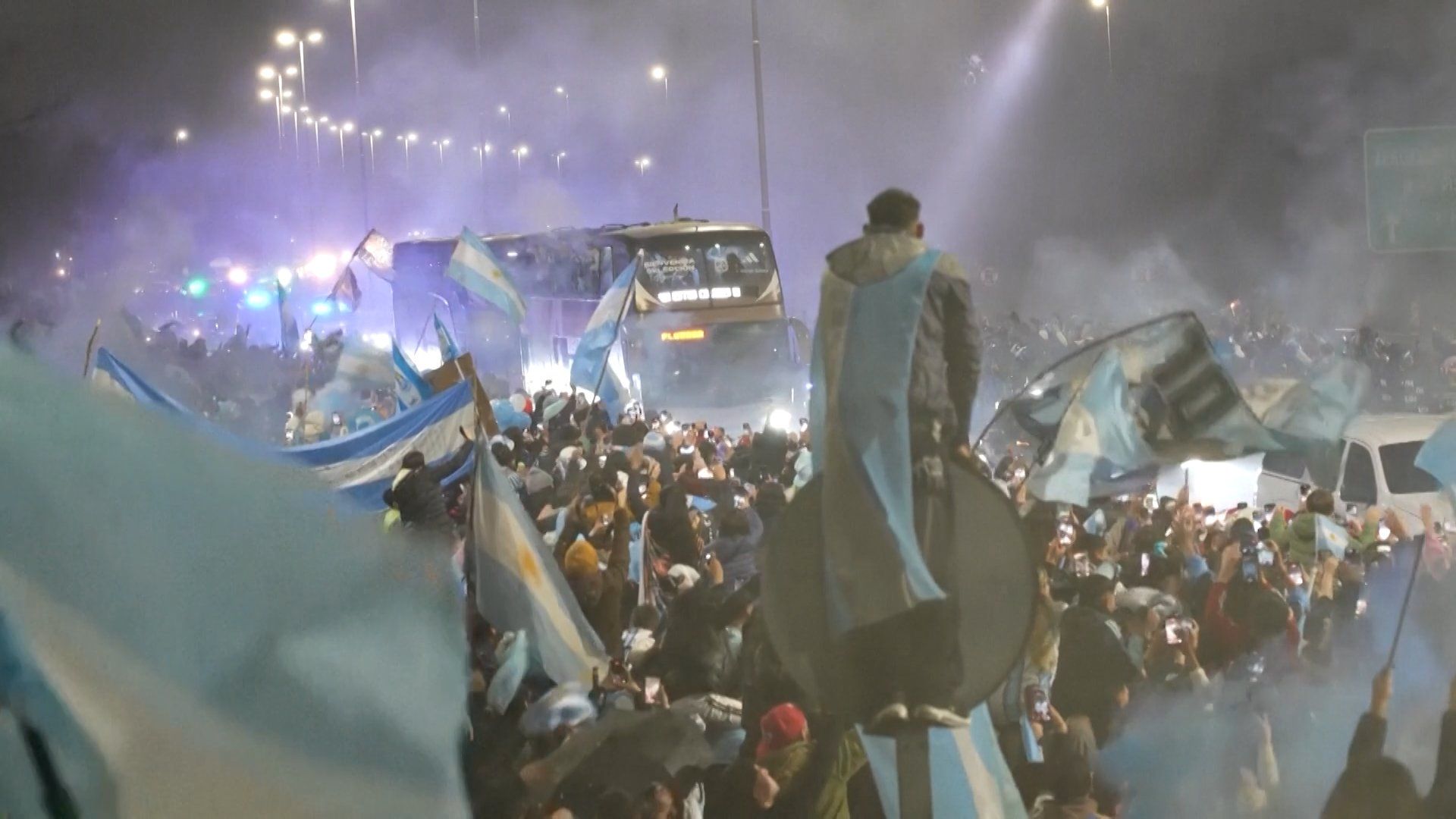 Jogadores argentinos recebem boas-vindas de heróis em casa, apesar da derrota na Copa do Mundo