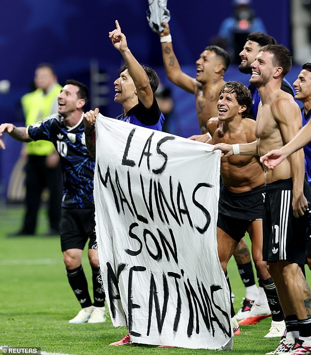 Lisandro Martinez e Giovani Lo Celso, que jogaram por clubes da Premier League, comemoram com uma faixa reivindicando as Ilhas Malvinas