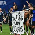 Jogadores políticos da Argentina trazem bandeira das Malvinas em campo após jogo com a Inglaterra