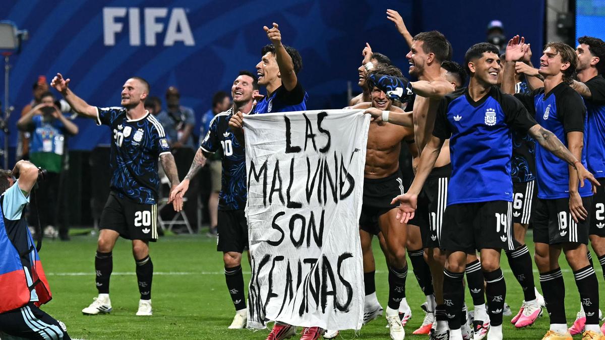Jogadores políticos da Argentina trazem bandeira das Malvinas em campo após jogo com a Inglaterra