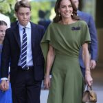 A princesa tinha um sorriso brilhante no rosto e parecia elegante enquanto usava um vestido longo plissado