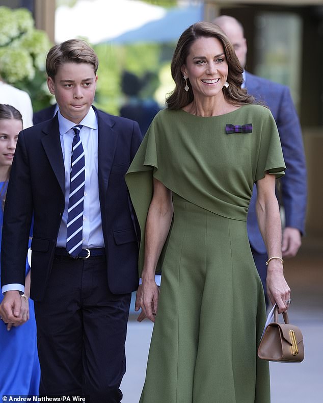 A princesa tinha um sorriso brilhante no rosto e parecia elegante enquanto usava um vestido longo plissado
