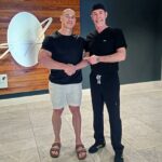 John Cena exibiu sua careca com o Dr. Ken Anderson após iniciar a segunda rodada de sua cirurgia de transplante capilar esta semana