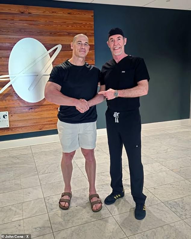 John Cena exibiu sua careca com o Dr. Ken Anderson após iniciar a segunda rodada de sua cirurgia de transplante capilar esta semana