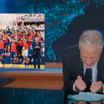 Jon Stewart critica a persistente foto da final da Copa do Mundo de Trump