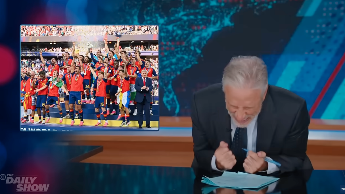 Jon Stewart critica a persistente foto da final da Copa do Mundo de Trump