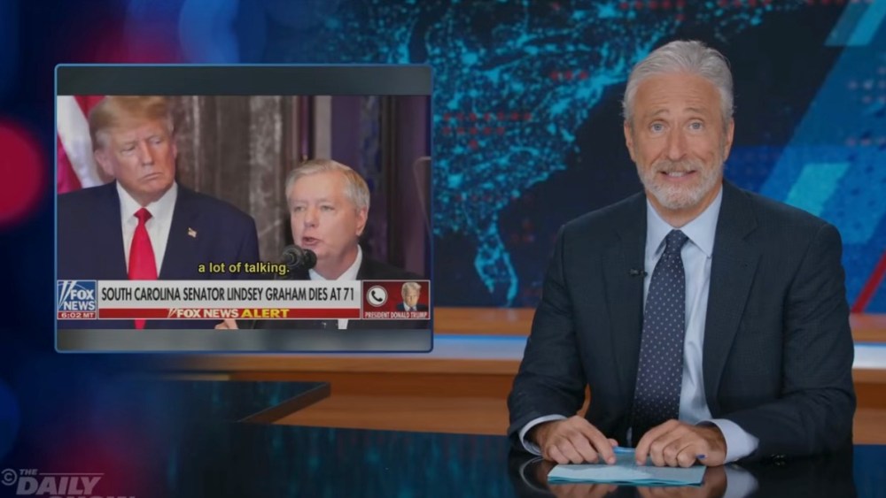 Jon Stewart critica a reação de Donald Trump à morte de Lindsey Graham
