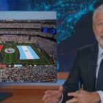 Jon Stewart diz que a final da Copa do Mundo foi o ‘Super Bowl reverso’: ‘Os jogadores falaram espanhol e o show do intervalo foi em inglês’
