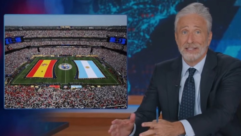 Jon Stewart diz que a final da Copa do Mundo foi o ‘Super Bowl reverso’: ‘Os jogadores falaram espanhol e o show do intervalo foi em inglês’