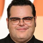 Josh Gad se juntará à prequela de 'Ocean's' de Margot Robbie e Bradley Cooper (EXCLUSIVO)