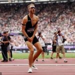 Josh Kerr comemora depois de quebrar o recorde mundial de milhas de 27 anos em Stratford