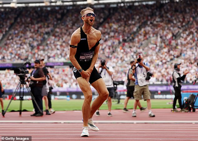 Josh Kerr comemora depois de quebrar o recorde mundial de milhas de 27 anos em Stratford