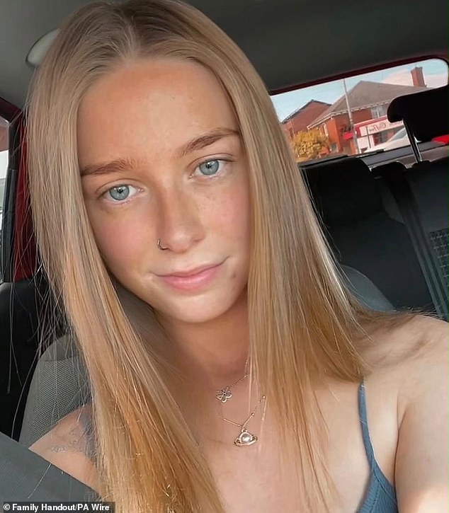 Raven Adams foi morta após ser atropelada por um carro em Belfast. Ela tinha acabado de terminar um turno trabalhando em um pub