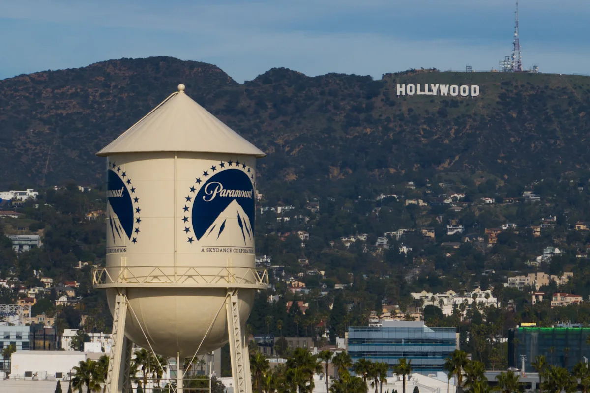 Juiz diz que Paramount e Warner devem suspender a fusão por pelo menos duas semanas, atendendo ao pedido dos estados