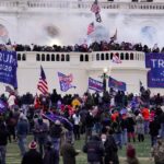 Juiz dos EUA rejeita caso de 6 de janeiro contra Proud Boys após ordem de Trump