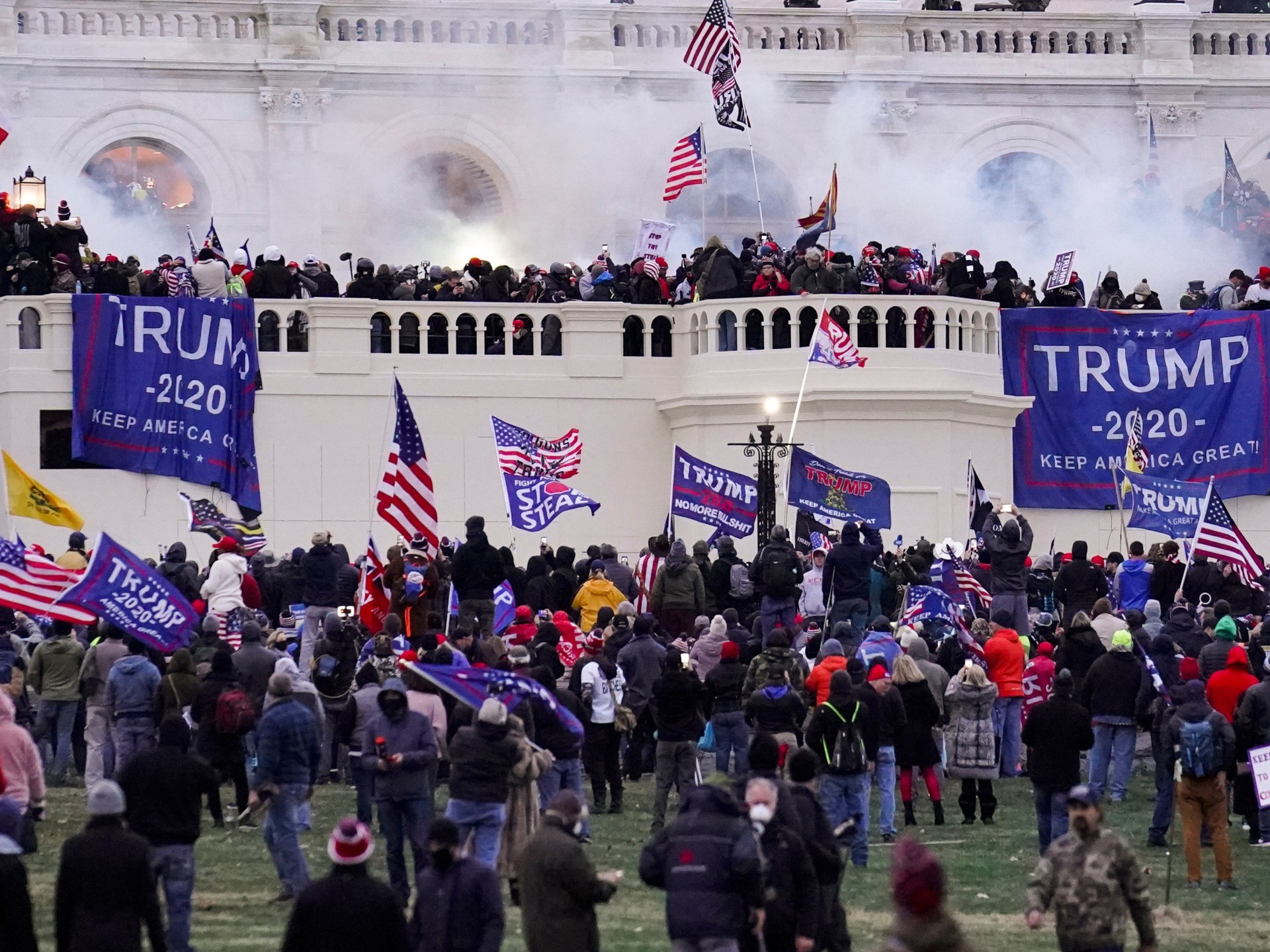 Juiz dos EUA rejeita caso de 6 de janeiro contra Proud Boys após ordem de Trump