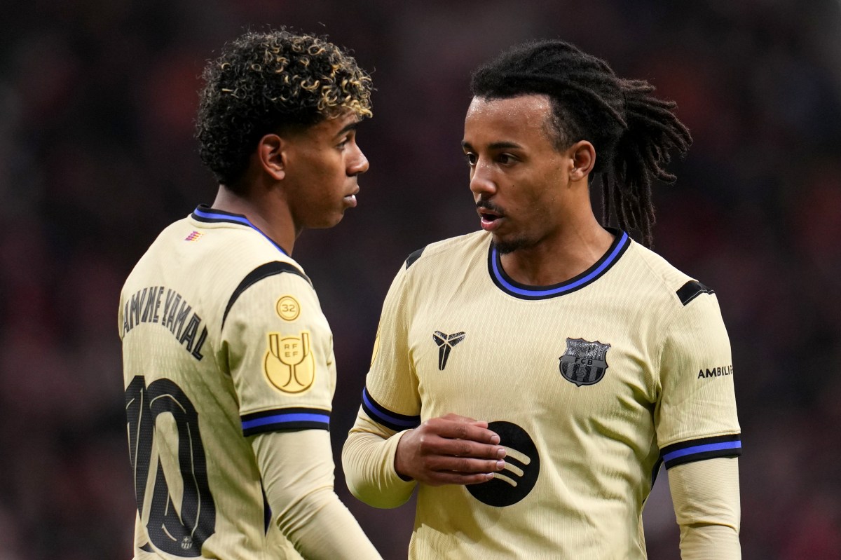 MADRID, SPAIN - FEBRUARY 12: Jules Kounde speaks with Lamine Yamal of FC Barcelona during the Copa Del Rey Semi-Final First Leg match between Atletico de Madrid and FC Barcelona at Riyadh Air Metropolitano on February 12, 2026 in Madrid, Spain. (Photo by Aitor Alcalde Colomer/Getty Images)