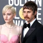 Julia Garner e o vocalista do Foster the People, Mark Foster, se separam após quase seis anos de casamento