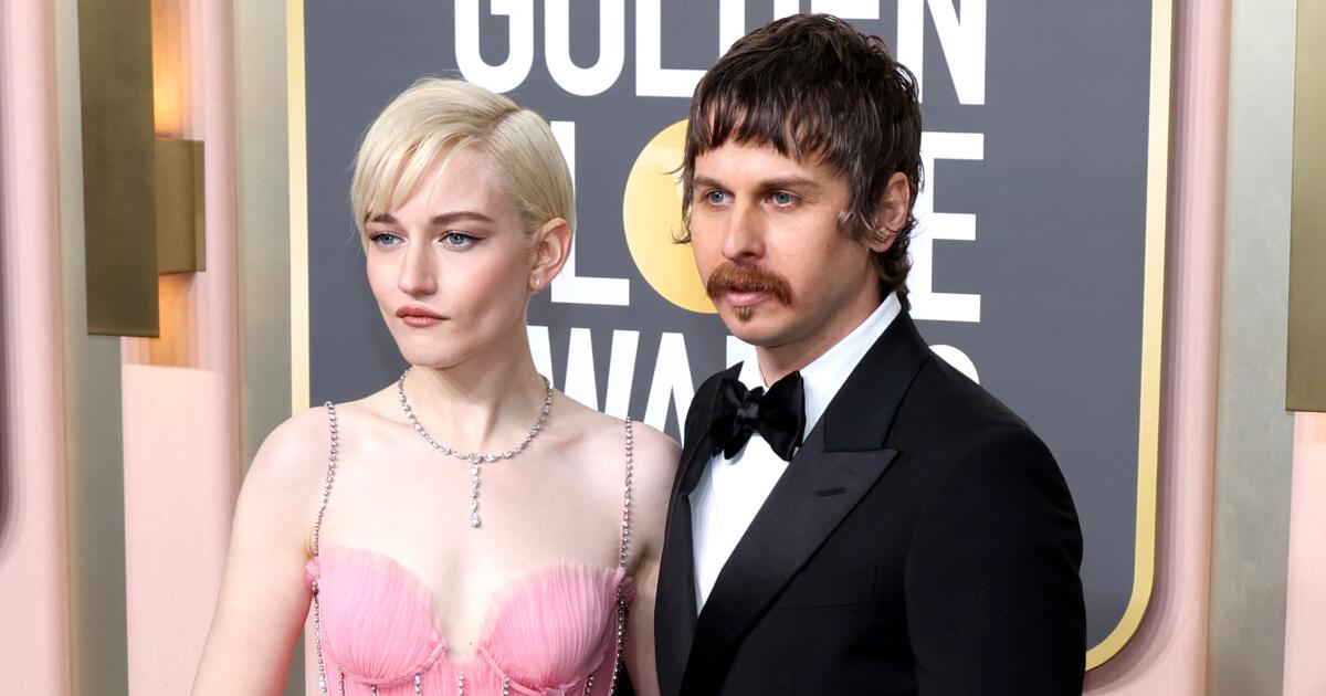 Julia Garner e o vocalista do Foster the People, Mark Foster, se separam após quase seis anos de casamento