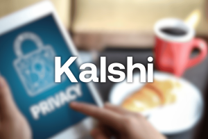 Ilustração da marca Kalshi em uma tela de tablet com tema de privacidade, representando a ação coletiva alegando rastreamento e compartilhamento não autorizado de dados comerciais dos usuários.