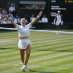 Karolina Muchova, da República Tcheca, comemora sua vitória contra Coco Gauff, dos Estados Unidos, na semifinal feminina de simples do Campeonato de Tênis de Wimbledon, em Londres, quinta-feira, 9 de julho de 2026.